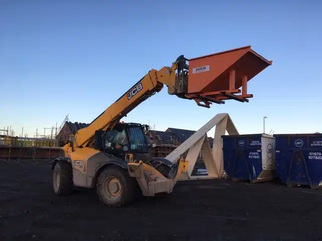 Auto-lok telehandler skip